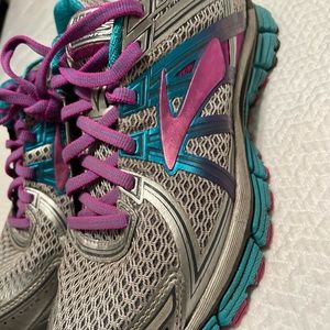 Brooks women’s sneakers 8